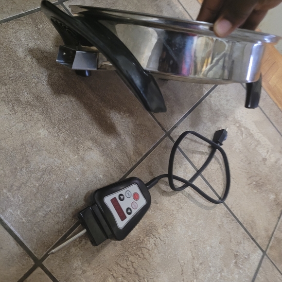 SaladMaster Electric oil core skillet - Picture 3 of 6